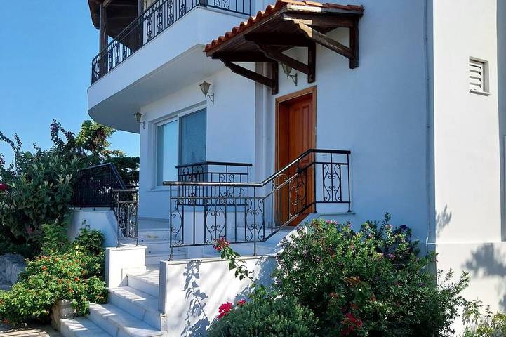 De Drie Grace - Villa Met Zwembad in Prassas, Iraklio-Heraklion en omgeving