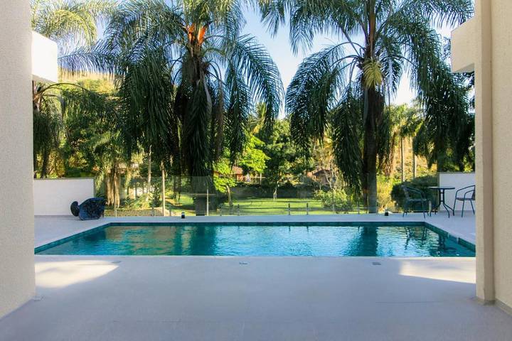 Casas e apartamentos de temporada para 4 pessoas, com piscina e jardim e ainda vista, com animais de estimação em Ilhabela