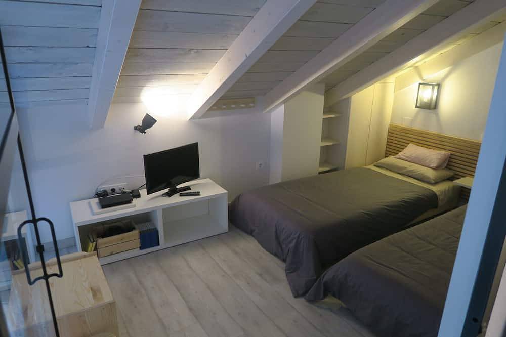 Entire apartment, Mirandoacuenca tourist apartment is next to the Cathedral and the Hanging Houses in Cuenca, Cuenca Province