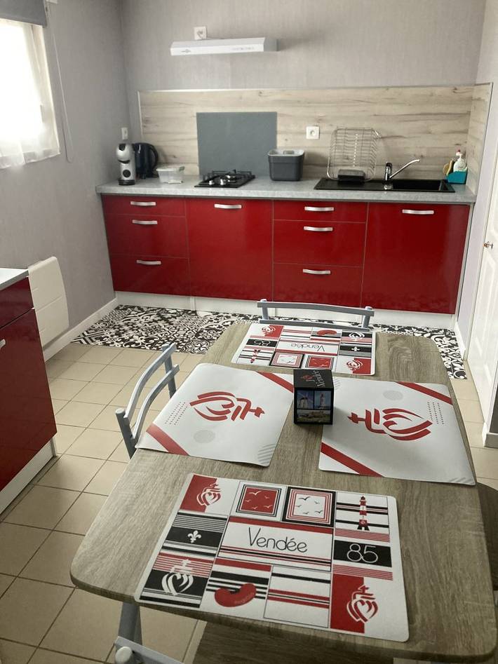 Gîte pour 4 personnes, avec terrasse ainsi que jardin et piscine dans 