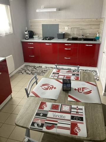 Gîte pour 4 personnes, avec terrasse ainsi que piscine et jardin dans 