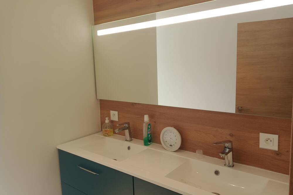 Évasion en bord de mer – Maison moderne à 30 m du sable in Les Rosaires, Plérin