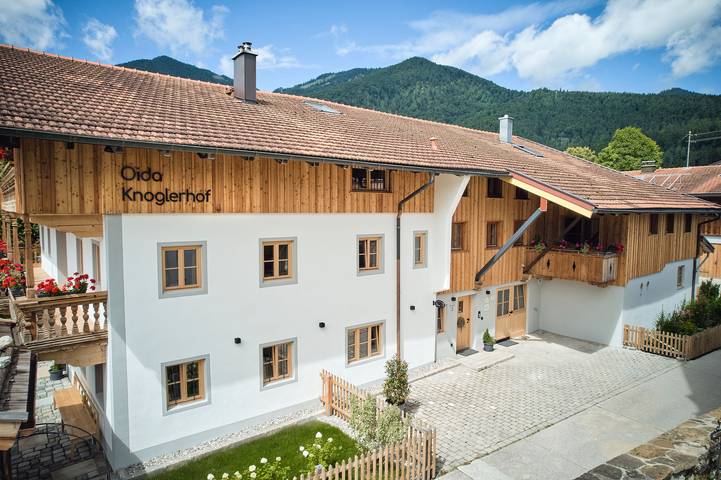Ganze Ferienwohnung, Oida Knoglerhof - 03 Michl, 85 qm, 2 Schlafzimmer, Balkon, Sauna, Kachelofen in Schleching, Bayerische Alpen