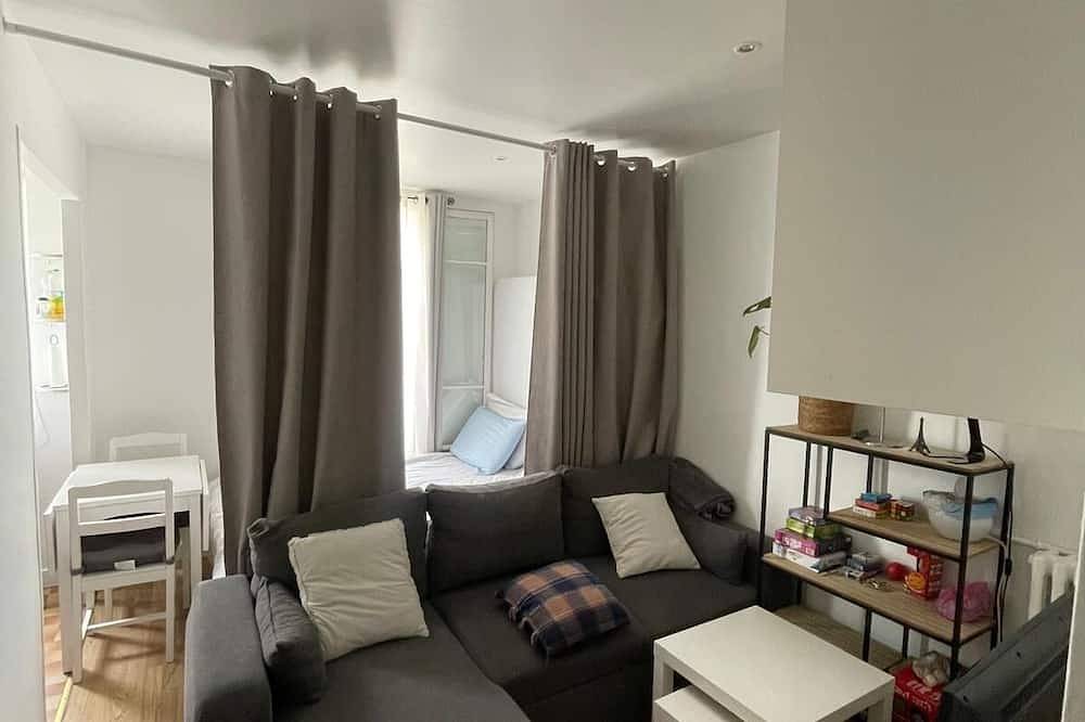 Entire apartment, Clean apartment across from a tram stop in Courbevoie, Hauts-de-Seine
