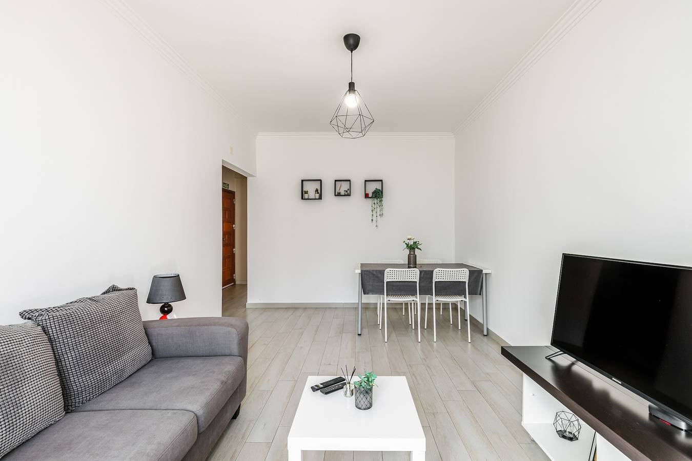 Appartement entier, Appartement de vacances "Sleeptubal Hébergement Moderne" avec balcon et Wi-Fi in Baixa da Banheira e Vale da Amoreira, Halbinsel von Setúbal
