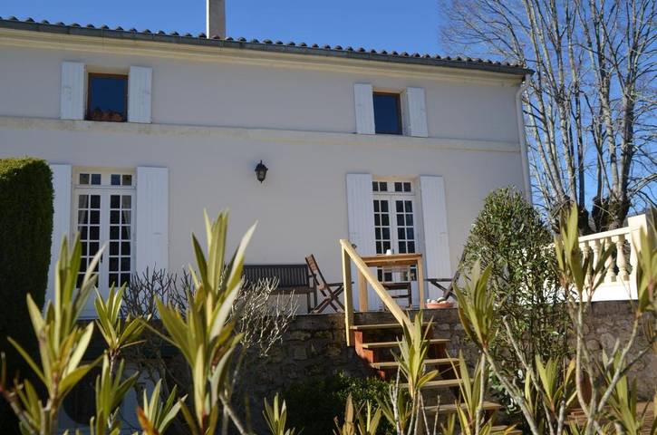 Location de vacances pour 2 personnes, avec Terrasse et Jardin ainsi que Piscine et Vue à Saint-Hilaire-de-Villefranche - 2