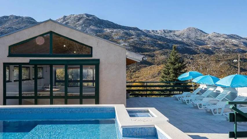 Ferienhaus für 10 Personen, mit Terrasse und Pool - 1