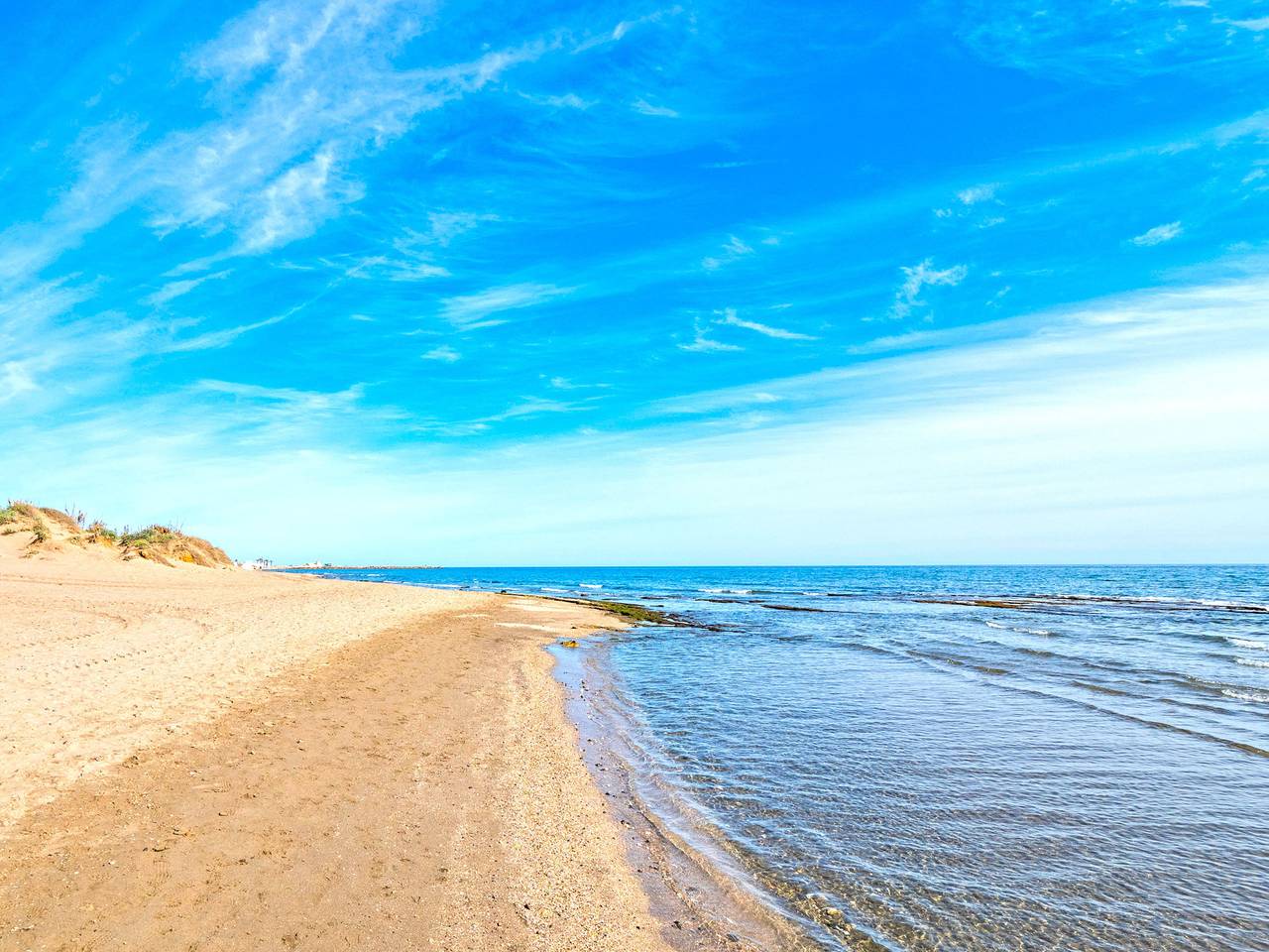 Geheel appartement, Cubo's Cabopino Beach Marbella Apartment in Carib Playa, Marbella