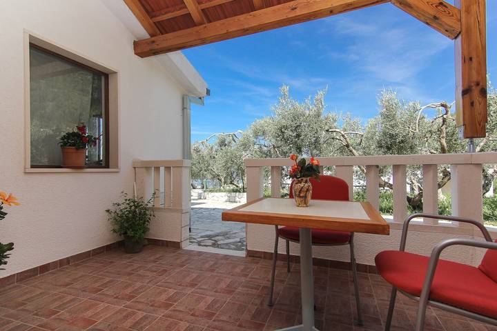 Ferienwohnung für 2 Personen, mit Balkon/Terrasse und Pool in Baska Voda