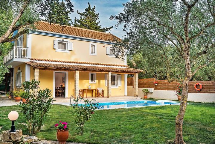 Διαμερίσματα διακοπών για 6 άτομα, με κήπο και πισίνα καθώς και ταράτσα στην Κυψέλη