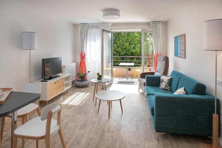 Location de vacances pour 2 personnes, avec jacuzzi et sauna ainsi que piscine et jardin à Melun - 2