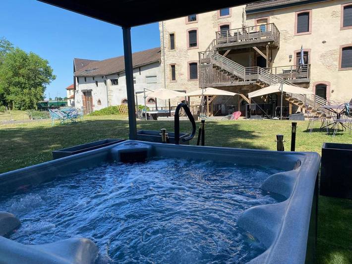 Appart’hôtel pour 3 personnes, avec Balcon et Jacuzzi ainsi que Terrasse et Jardin