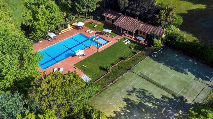 Villa con piscina per 17 persone, con idromassaggio e giardino nonché sauna in Piemonte