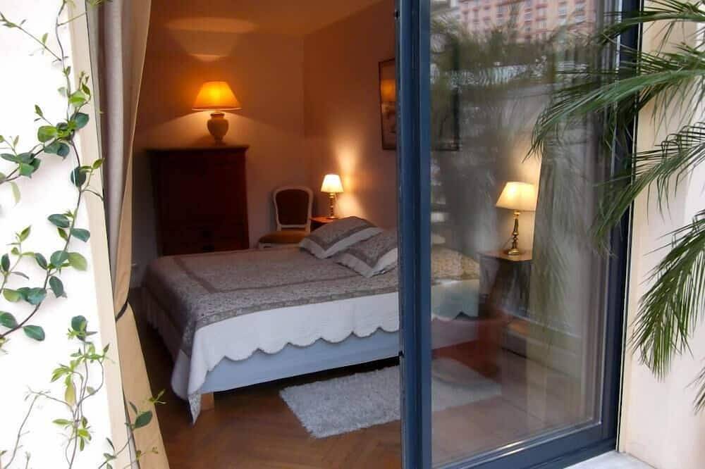 Hel lägenhet, Renovated apartment, top floor, sea view, landscaped terrace 40m2, in Beaulieu-sur-Mer, Nice region