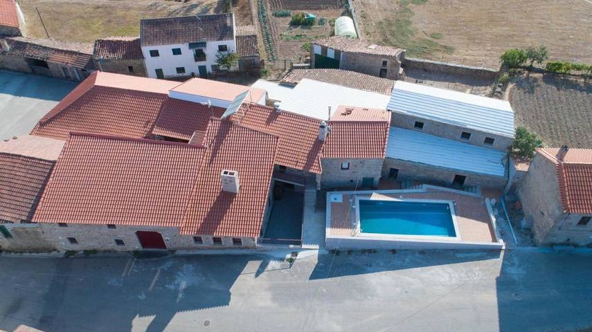 Casa rural para 9 personas, con jardín además de terraza y piscina en Miranda do Douro - 4