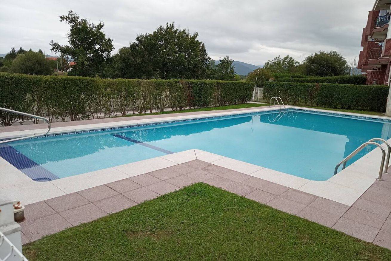 Apartamento entero, Acogedor Apartamento con Piscina Cerca de Atracciones in Bárcena de Cicero, Costa de Cantabria