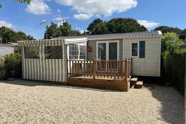 Waterfront mobile home Port des Barques 17 (in residential park) in Port-des-Barques, Rochefort region