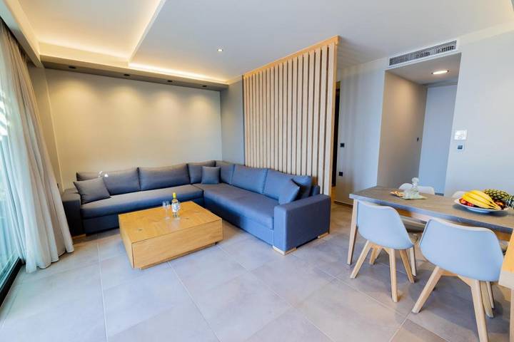 Location de vacances pour 3 personnes, avec Jacuzzi ainsi que Terrasse et Vue dans Stalos - 2