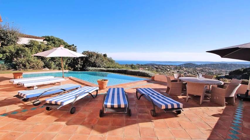 Location de vacances pour 10 personnes, avec piscine et terrasse ainsi que vue et jardin dans Golf Bluegreen Sainte-Maxime - 2