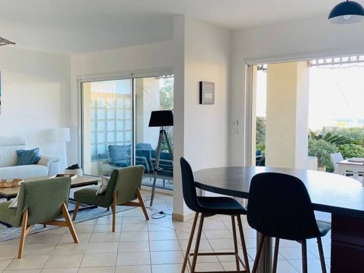 Apartamento entero, Apartamento de 3 piezas con aire acondicionado y estacionamiento, a 200m de la playa in Sant Ambroggio, Lumio