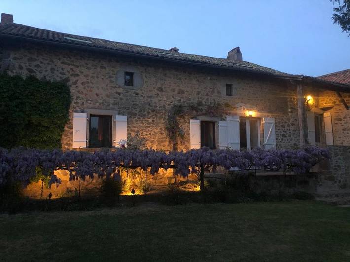 Location de vacances pour 5 personnes, avec jardin ainsi que vue et piscine à Saint-Barthélemy-de-Bussière