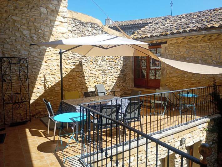 Location de vacances pour 8 personnes, avec terrasse à Saint-Laurent-des-Arbres