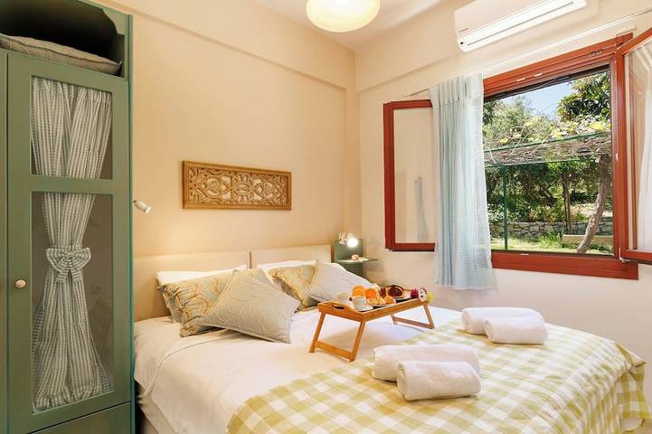 Lily's Cottage, secluded, Sea View Villa with private pool and amazing Garden in Région de Réthymnon