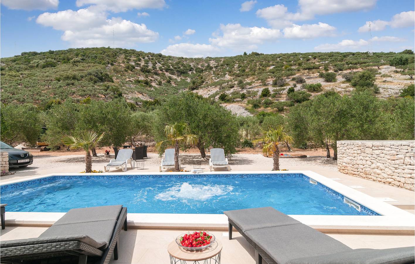 Reizende Ferienwohnung mit Pool, Terrasse und WLAN – 2 km vom Strand entfernt in Postira, Brac