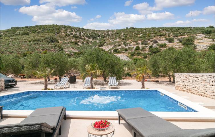Reizende Ferienwohnung mit Pool, Terrasse und WLAN – 2 km vom Strand entfernt in Dol (Postira), Postira