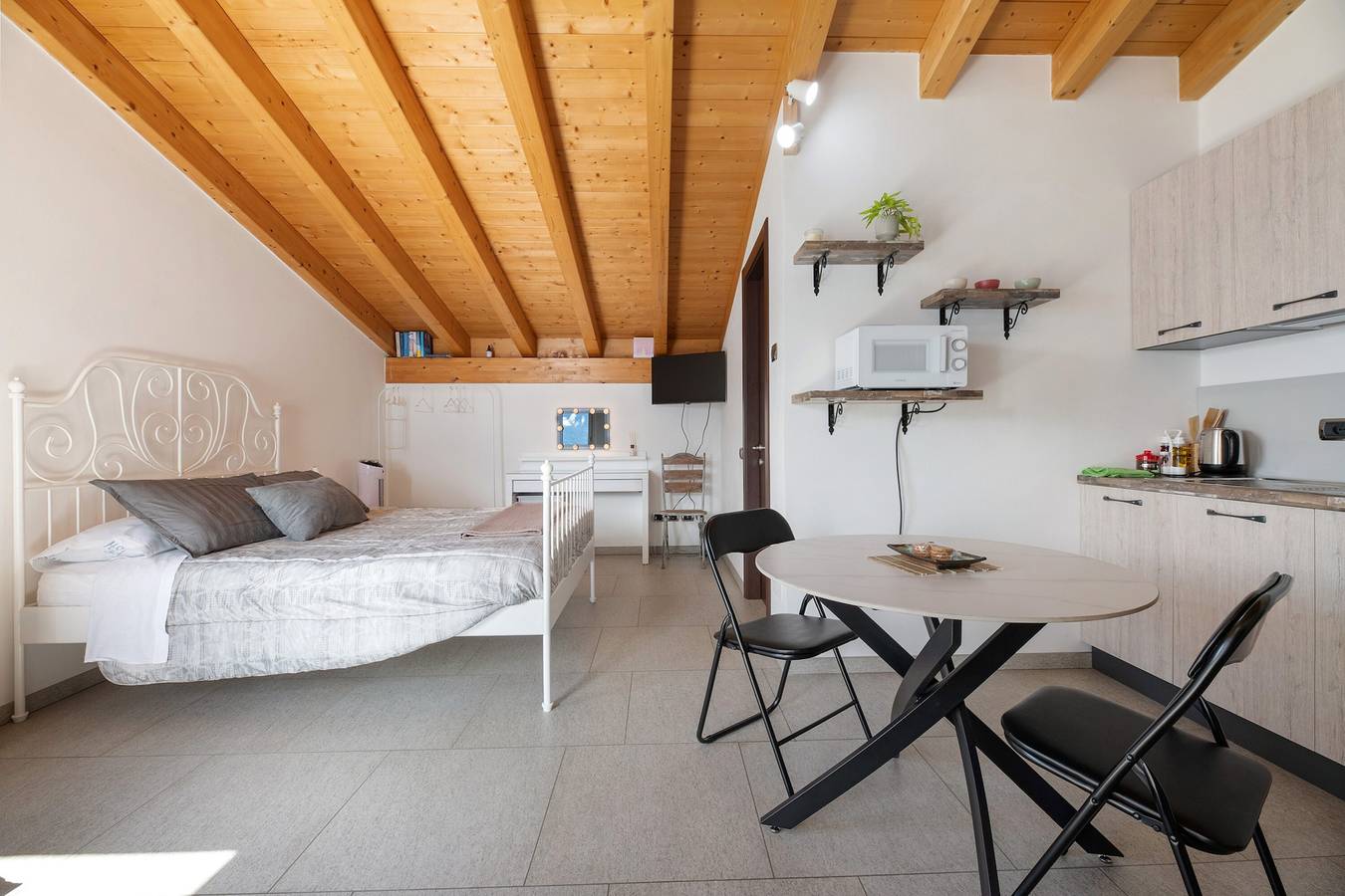 Vakantiehuis 'Il Nido Del Colibrì' met uitzicht op het meer, privéterras en Wi-Fi, foto 7