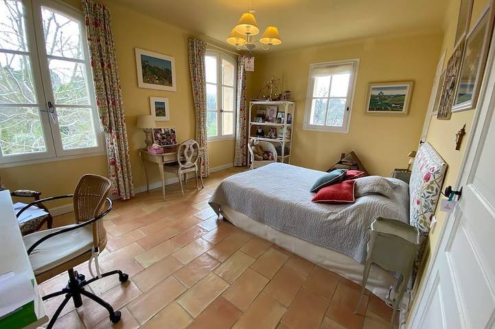 Spacious 5-bedroom house with AC and WiFi in brilliant Aix en Provence in Venelles, Region de Aix-en-Provence