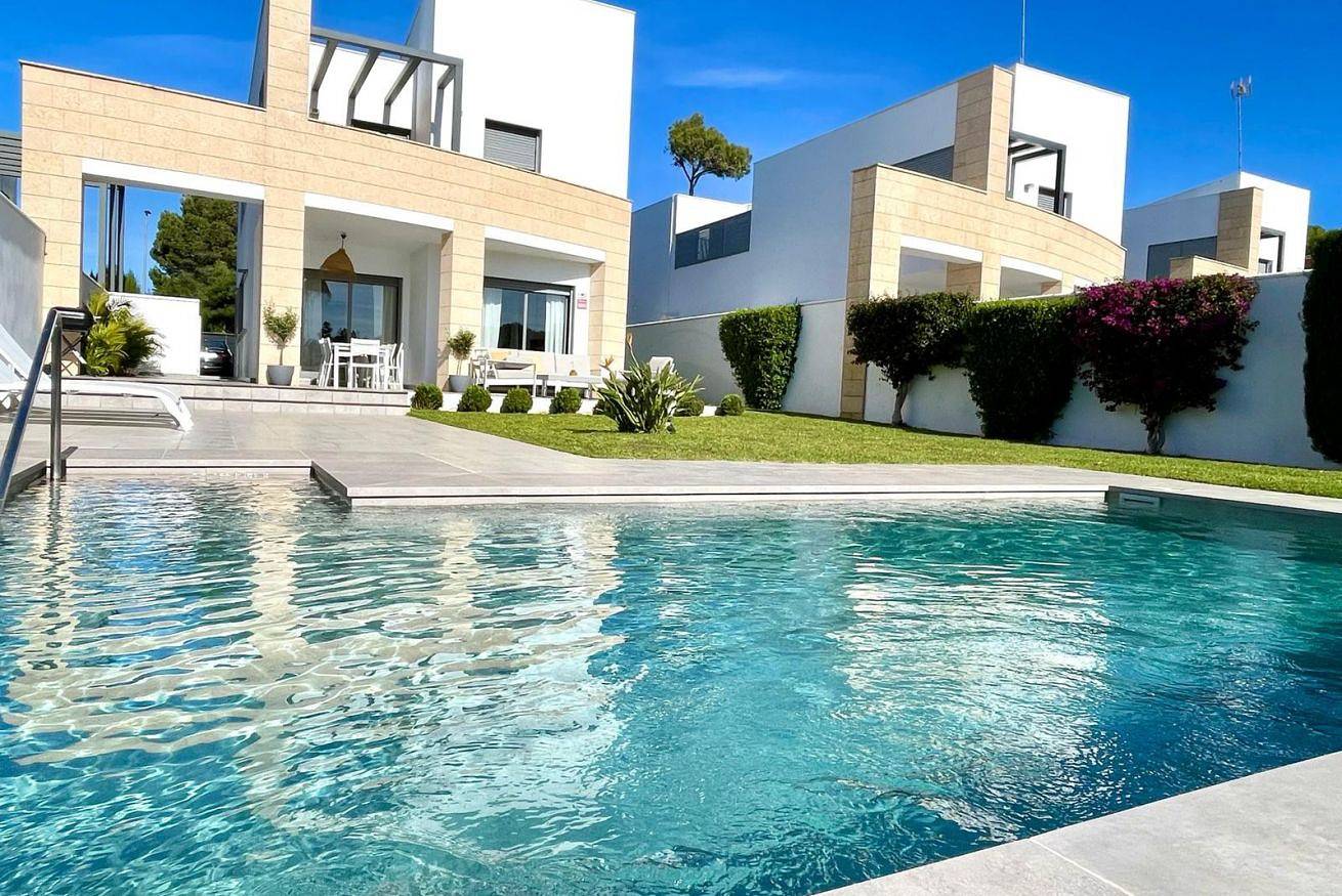 ✨Luxury Villa – Private Pool & Parking , 2 km from La Barrosa Beach in Playa La Barrosa, Chiclana de la Frontera