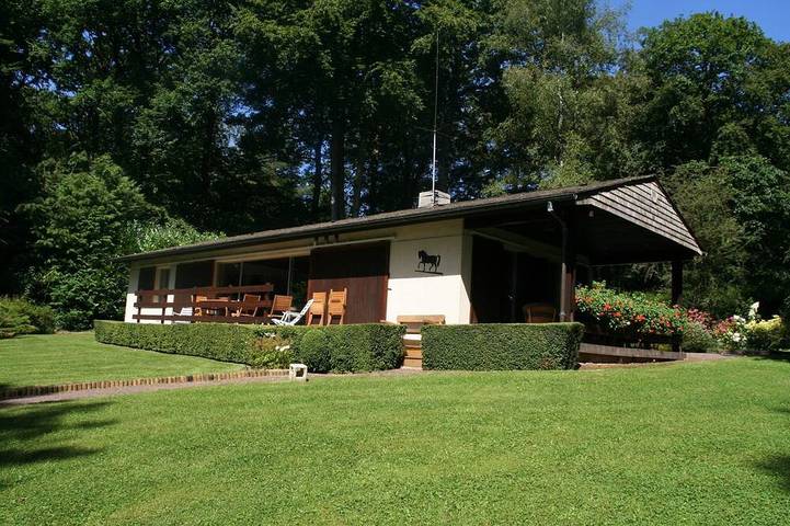 Location de vacances pour 4 personnes, avec piscine et jardin à Saint-Gatien-des-Bois