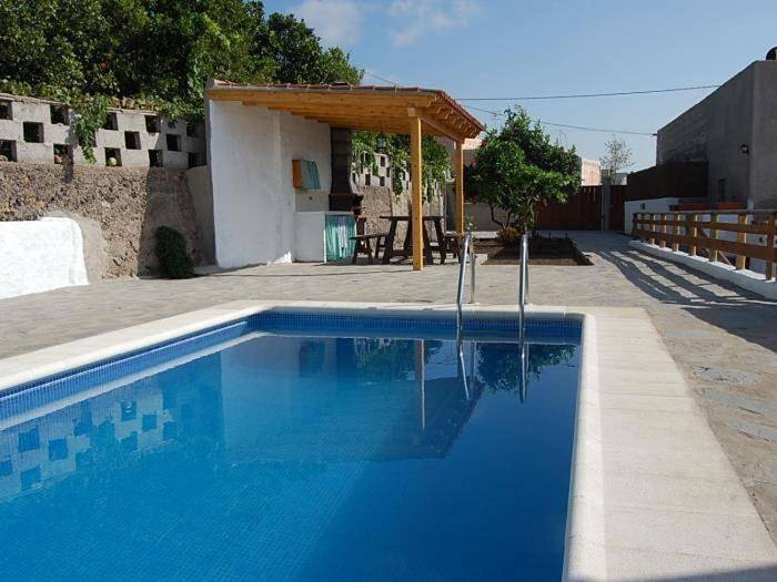 Casa rural para 4 personas, con terraza además de piscina y jardín en Granadilla de Abona