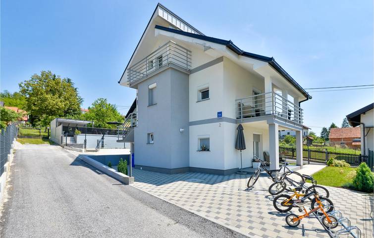 Ferienhaus für 8 Personen, mit Terrasse und Pool sowie Garten und Sauna, mit Haustier