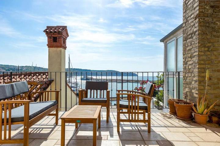 Vacation rental for 4 people, with Balcony and Terrace as well as View in Izola