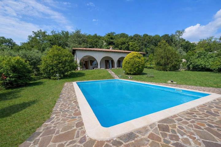 Villa per 6 persone, con panorama e piscina nonché giardino e vista lago a Padenghe sul Garda