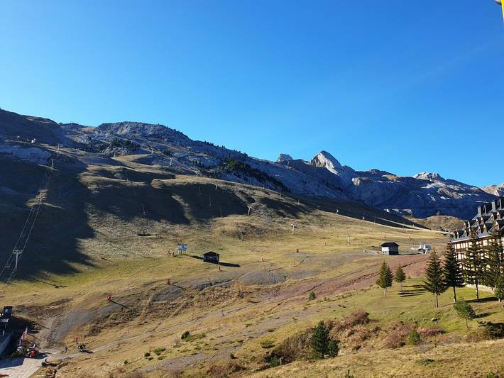 Ganze Wohnung, Schöne Wohnung mit privater Garage direkt an der Piste in Candanchú, Aisa