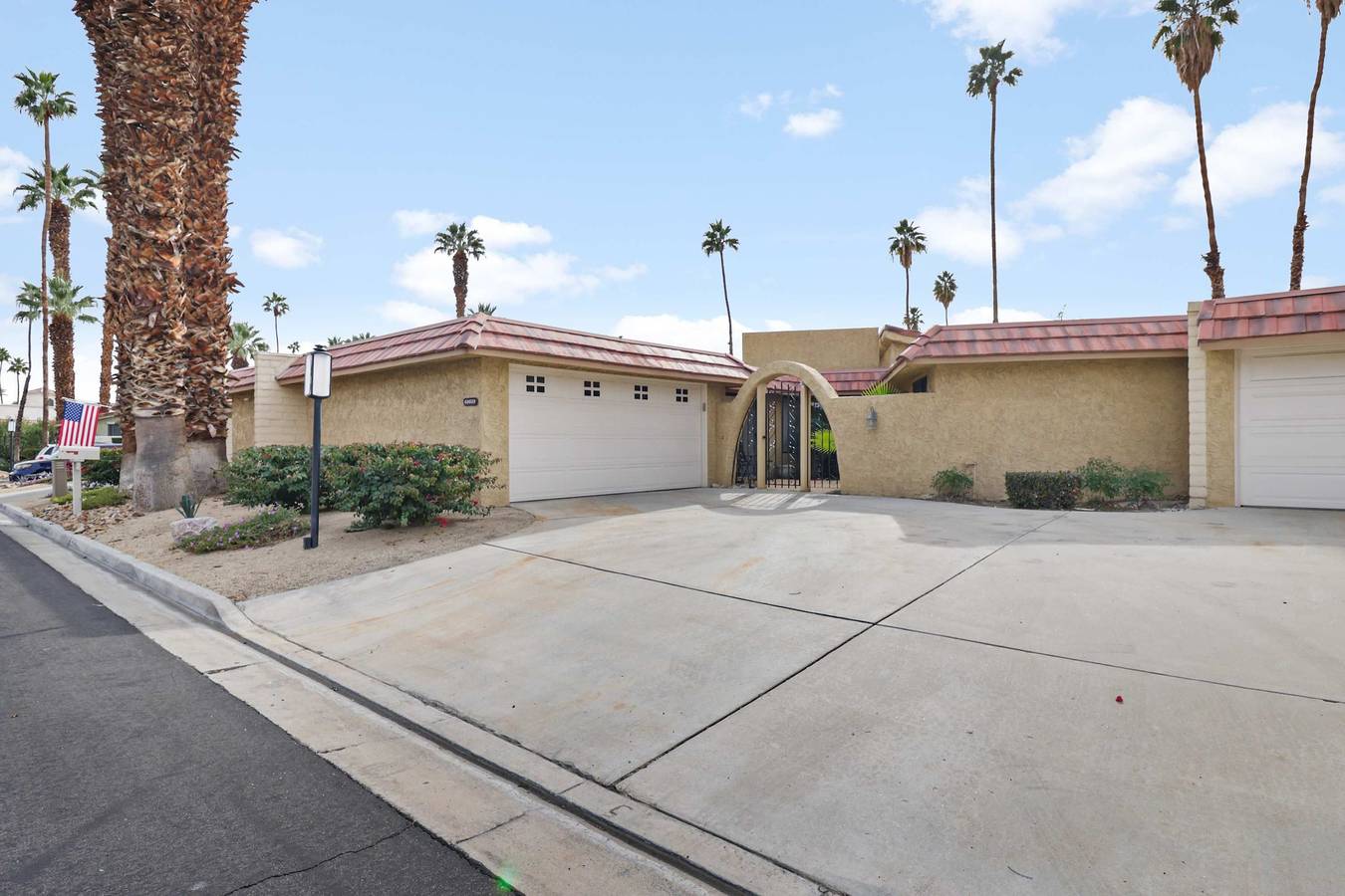 Apartamento entero, 2Br 2Ba Charming Cathedral City Condo with Territorial Views in Cathedral City, Coachella Valley