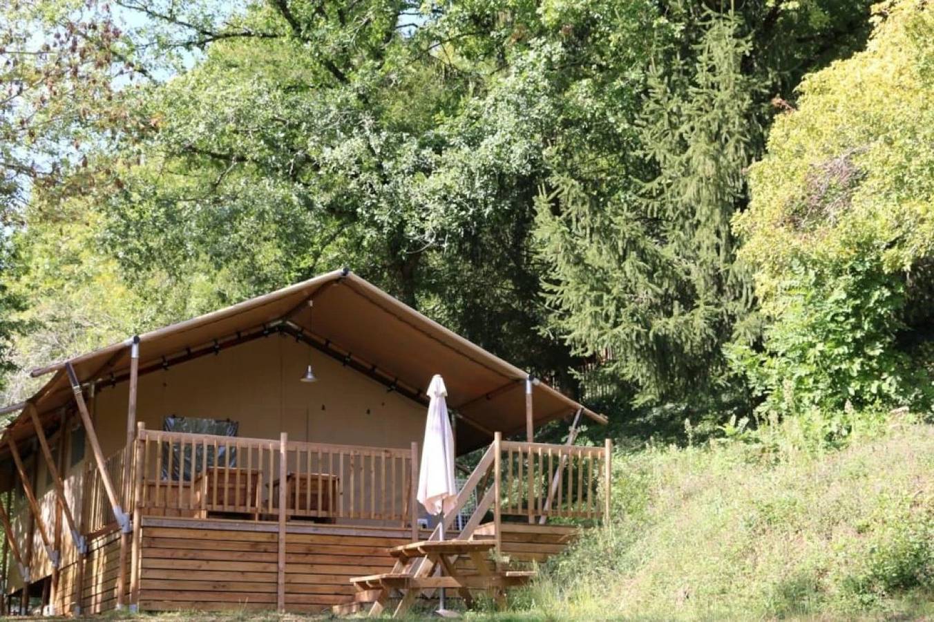Zecamping piscine pet friendly locatif Bbq 40m2 6 pers in Saint-Constant, Aurillac en omgeving