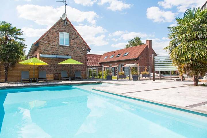 Location de vacances pour 2 personnes, avec Terrasse et Jardin ainsi que Piscine et Sauna à La Chapelle-d'Armentières