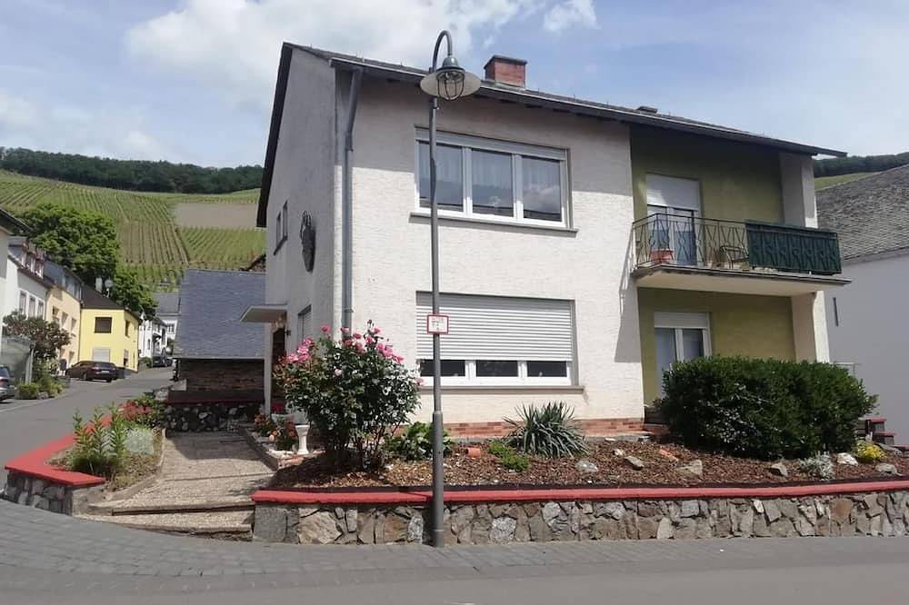 Ganze Wohnung, Marinas Ferienhaus - Ferienwohnung 1  (Eg) in Klüsserath, Moseleifel