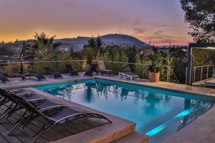 Villa pour 12 personnes, avec Jacuzzi et Terrasse ainsi que Jardin et Piscine à Le Beausset