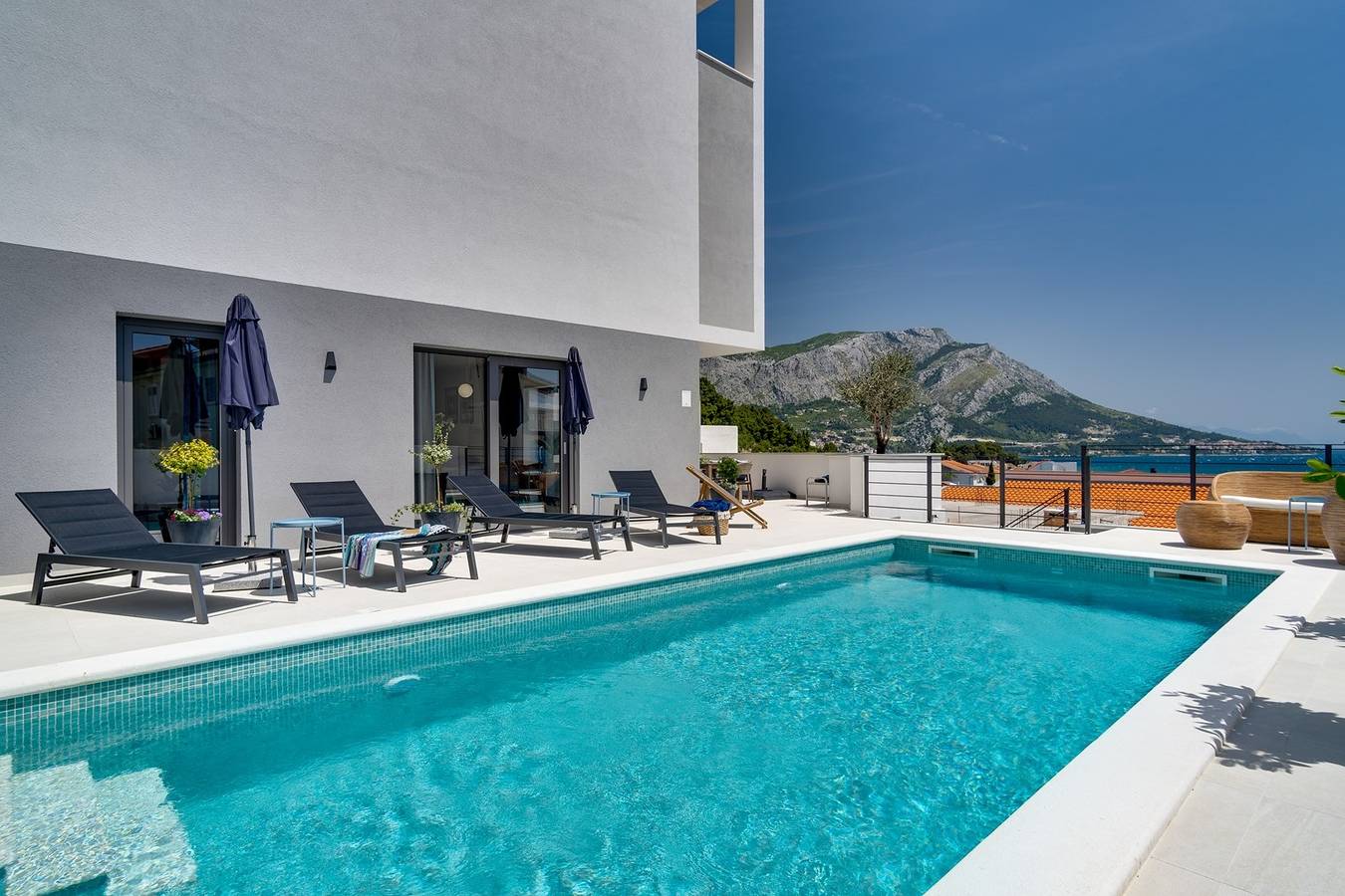 Meerblick Villa Mila mit 4 en-suite Schlafzimmern, privatem Pool, Finnischer Sauna, Laufband, Sandstrand 250m in Dugi Rat, Split-Dalmatien