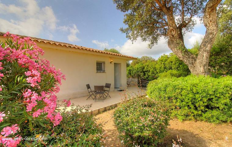 Gîte pour 4 personnes, avec Terrasse ainsi que Jardin et Vue à Porto-Vecchio