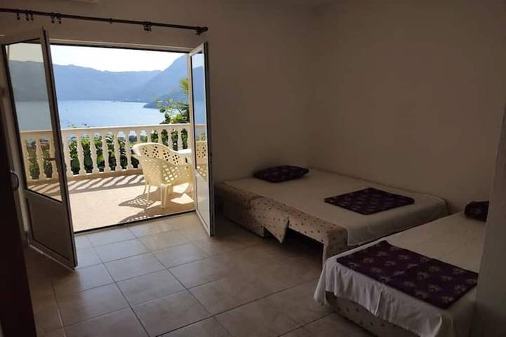 Gîte pour 5 personnes, avec balcon dans Risan - 4