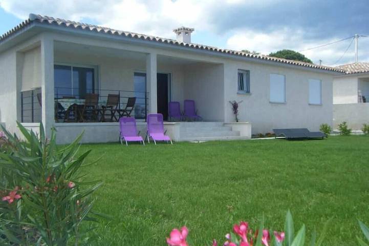 Location de vacances pour 8 personnes, avec terrasse et jardin à Solaro