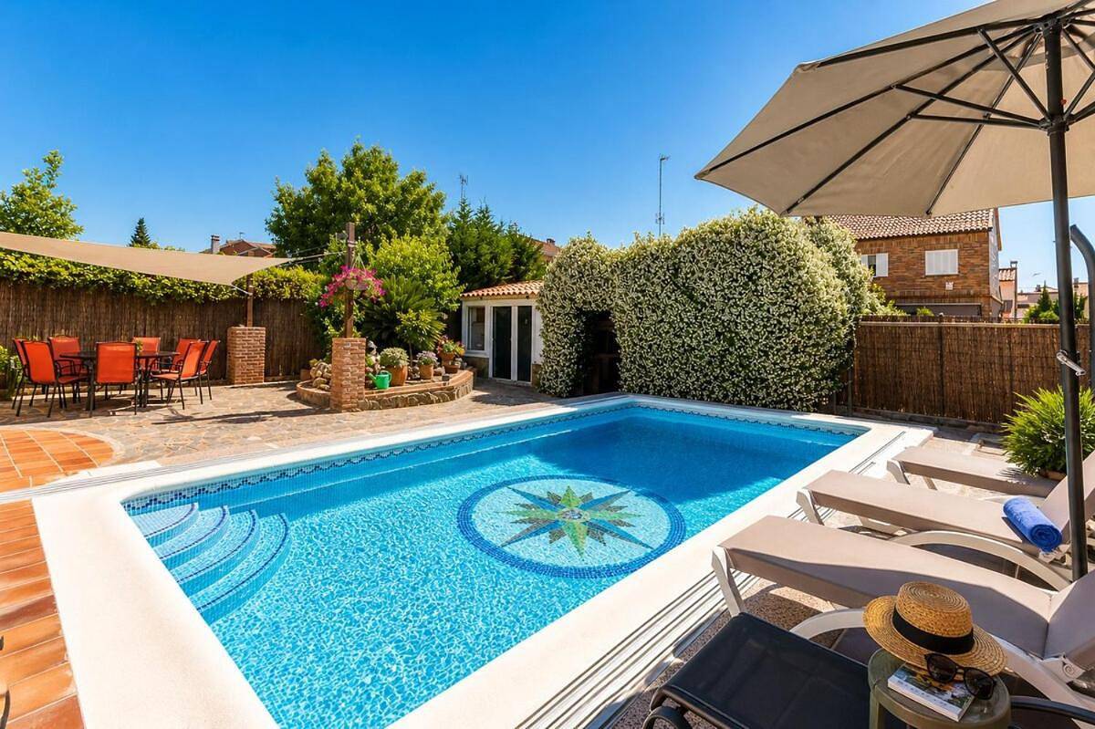 Villa privada con piscina, jardín y Bbq cerca de Madrid in Carranque, Área Metropolitana de Madrid
