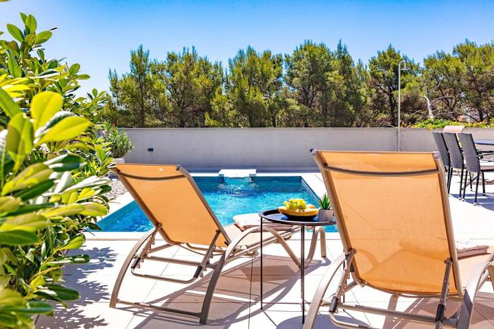 Villa pour 6 personnes, avec vue ainsi que piscine et jardin, animaux acceptés à Tisno - 4
