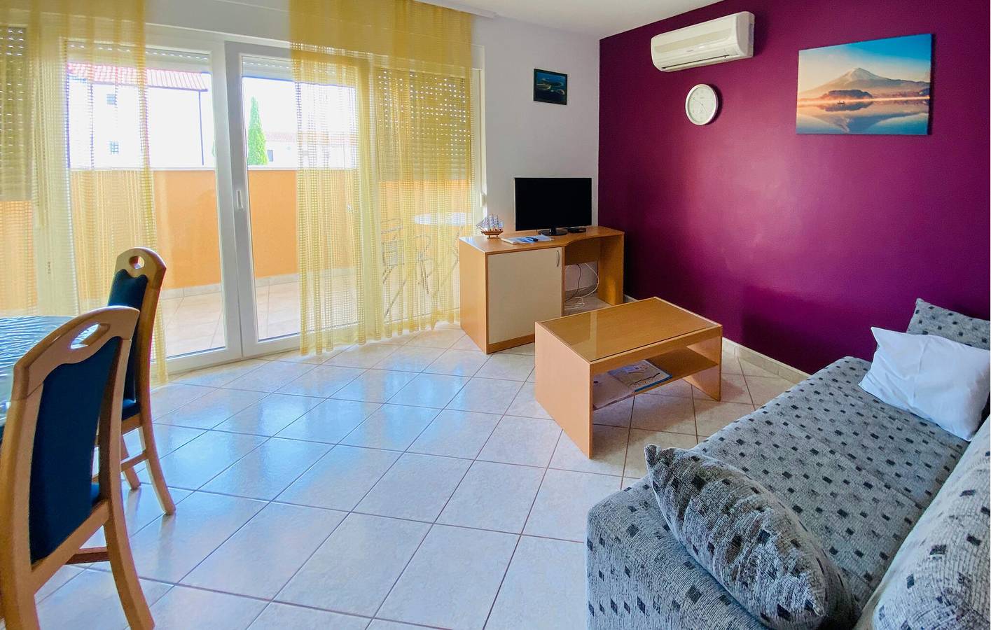 Entire holiday apartment, Cozy 2-Bed Apartment with Terrace, 2km to Beach - Pets Welcome! in Rogoznica, Šibenik-Knin